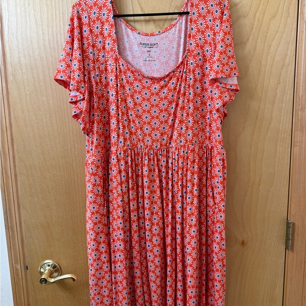 Torrid Red and Blue Daisy Print Top